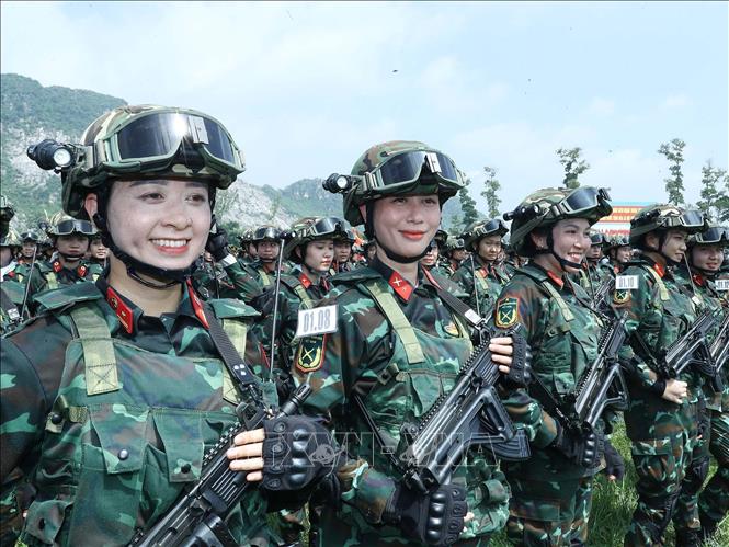 Khối nữ đặc nhiệm tham gia hợp luyện. Ảnh: Trọng Đức - TTXVN