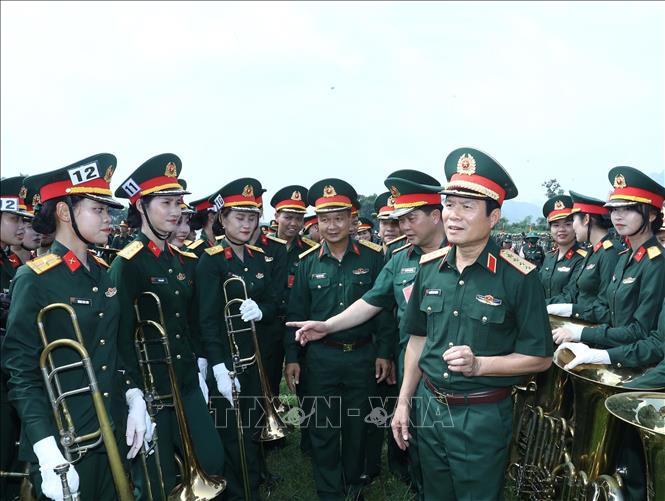 Đại tướng  Nguyễn Tân Cương, Ủy viên Trung ương Đảng, Tổng Tham mưu trưởng, Thứ trưởng Bộ Quốc phòng chúc mừng, động viên các khối tham gia Tổng hợp luyện. Ảnh: Trọng Đức - TTXVN