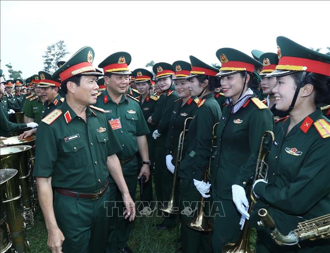 Đại tướng  Nguyễn Tân Cương, Ủy viên Trung ương Đảng, Tổng Tham mưu trưởng, Thứ trưởng Bộ Quốc phòng chúc mừng, động viên các khối tham gia Tổng hợp luyện. Ảnh: Trọng Đức - TTXVN