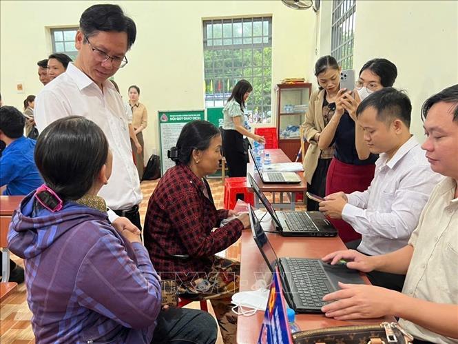 Chủ tịch UBND xã Phước Sơn Trần Ngọc Công trao đổi với người dân về giải quyết thủ tục hành chính. Ảnh: K GỬIH - TTXVN