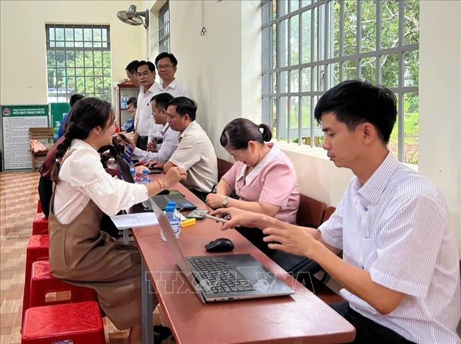 Cán bộ xã Phước Sơn (Đồng Nai) giải quyết thủ tục hành chính cho người dân. Ảnh: K GỬIH - TTXVN
