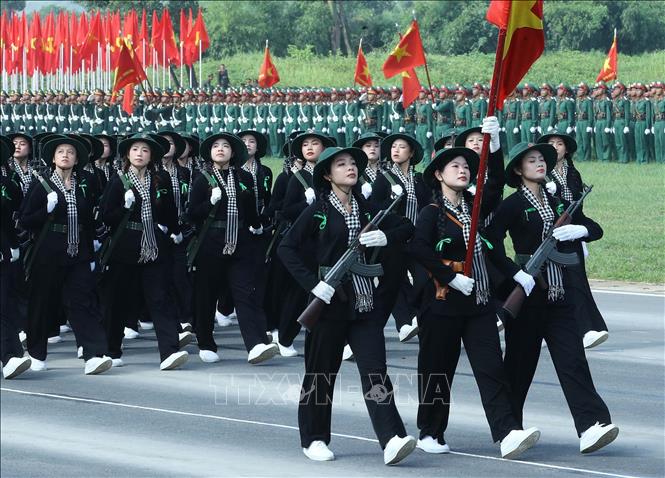 Khối nữ du kích miền Nam tham gia hợp luyện. Ảnh: Trọng Đức - TTXVN