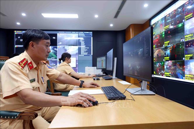Cảnh sát giao thông từ đây có thể coi như tuần tra trên môi trường điện tử. Trọng tâm là đảm bảo an ninh an toàn sức khỏe, tính mạng, tài sản của nhân dân lên trên hết, trước hết. Ảnh: Phạm Kiên - TTXVN
