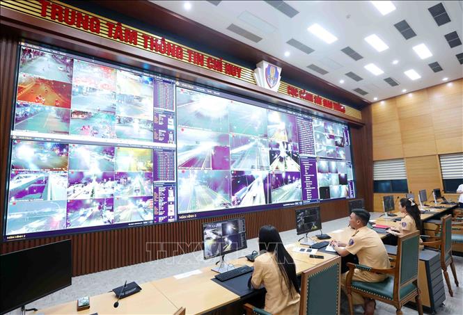 Cán bộ, chiến sĩ CSGT giám sát giao thông 24/24 bằng camera AI tại trung tâm thông tin chỉ huy thuộc Cục Cảnh sát giao thông, Bộ Công an. Ảnh: Phạm Kiên - TTXVN
