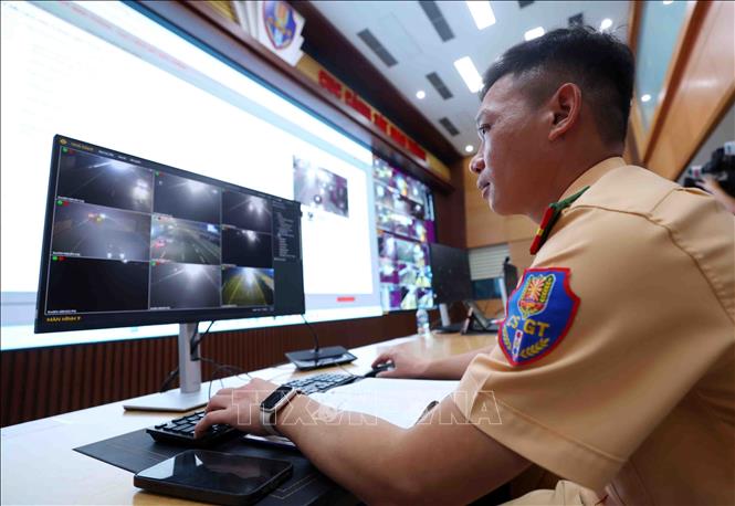 Cán bộ cảnh sát giao thông trực, xử lý vi phạm qua hệ thống camera giám sát trên các tuyến đường cao tốc đêm 16/7. Ảnh: Phạm Kiên - TTXVN