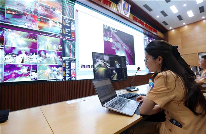 Lực lượng CSGT ứng trực, giám sát qua hệ thống camera AI 24/7. Ảnh: Phạm Kiên - TTXVN