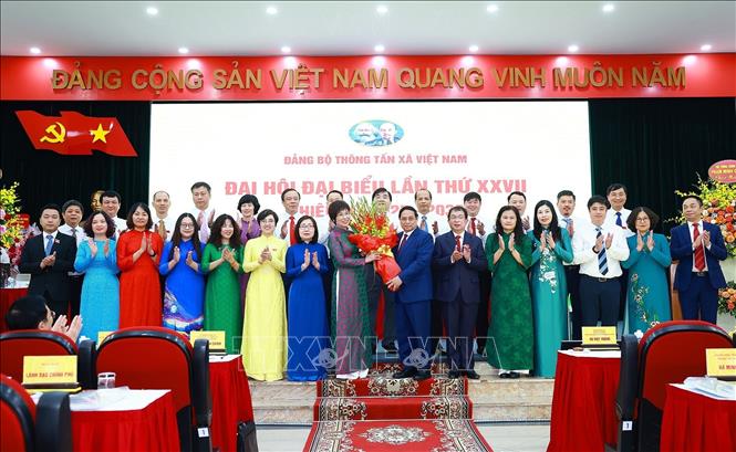 Đồng chí Phạm Minh Chính, Uỷ viên Bộ Chính trị, Bí thư Đảng uỷ Chính phủ, Thủ tướng Chính phủ tặng hoa chúc mừng Ban Chấp hành Đảng bộ Thông tấn xã Việt Nam lần thứ 27, nhiệm kỳ 2025 - 2030. Ảnh: Dương Giang - TTXVN
