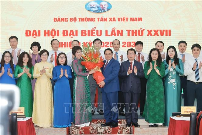 Đồng chí Phạm Minh Chính, Uỷ viên Bộ Chính trị, Bí thư Đảng uỷ Chính phủ, Thủ tướng Chính phủ tặng hoa chúc mừng Ban Chấp hành Đảng bộ Thông tấn xã Việt Nam lần thứ 27, nhiệm kỳ 2025 - 2030. Ảnh: Minh Quyết - TTXVN