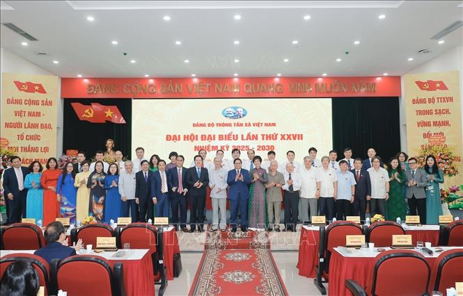 Thủ tướng Chính phủ Phạm Minh Chính chụp ảnh chung với đại biểu và BCH Đảng bộ TTXVN khóa 27, nhiệm kỳ 2025 - 2030. Ảnh: Minh Quyết - TTXVN