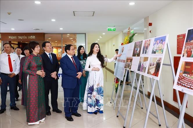 Thủ tướng Chính phủ Phạm Minh Chính tham quan trưng bày ảnh của Đảng bộ Thông tấn xã Việt Nam. Ảnh: Dương Giang - TTXVN
