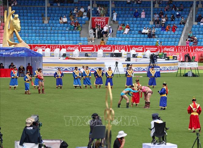 Môn đấu vật truyền thống dành riêng cho nam giới mà không xét đến các hạng cân. Ảnh: Thanh Tùng - TTXVN