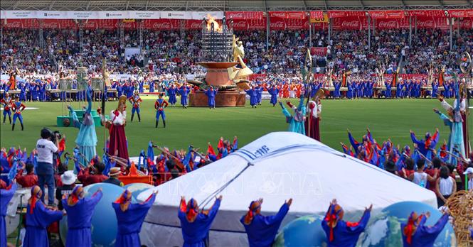 Nghi thức thắp lửa truyền thống trong lễ khai mạc. Ảnh: Thanh Tùng - TTXVN