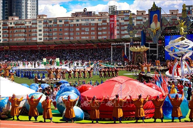 Trải qua nhiều năm, lễ hội Naadam ngày càng thu hút không chỉ người dân địa phương mà cả khách du lịch từ khắp nơi trên thế giới đến tìm hiểu về nền văn hóa phong phú của Mông Cổ. Ảnh: Thanh Tùng - TTXVN