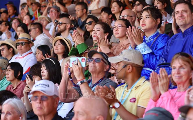 Trải qua nhiều năm, lễ hội Naadam ngày càng thu hút không chỉ người dân địa phương mà cả khách du lịch từ khắp nơi trên thế giới đến tìm hiểu về nền văn hóa phong phú của Mông Cổ. Ảnh: Thanh Tùng - TTXVN