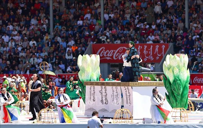 Ý nghĩa của lễ Naadam, mô tả đây là sự kiện tôn vinh Cha Trời, Đất Mẹ và nhân dân Mông Cổ. Lễ hội không chỉ đề cao ký ức về lịch sử hào hùng của Mông Cổ, mà còn là biểu tượng cho tinh thần đoàn kết, độc lập và sức sống mãnh liệt của đất nước này qua bao thăng trầm của lịch sử. Ảnh: Thanh Tùng - TTXVN