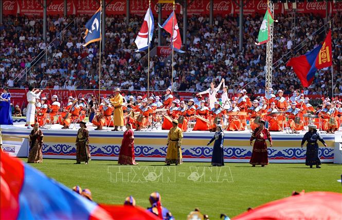 Ý nghĩa của lễ Naadam, mô tả đây là sự kiện tôn vinh Cha Trời, Đất Mẹ và nhân dân Mông Cổ. Lễ hội không chỉ đề cao ký ức về lịch sử hào hùng của Mông Cổ, mà còn là biểu tượng cho tinh thần đoàn kết, độc lập và sức sống mãnh liệt của đất nước này qua bao thăng trầm của lịch sử. Ảnh: Thanh Tùng - TTXVN