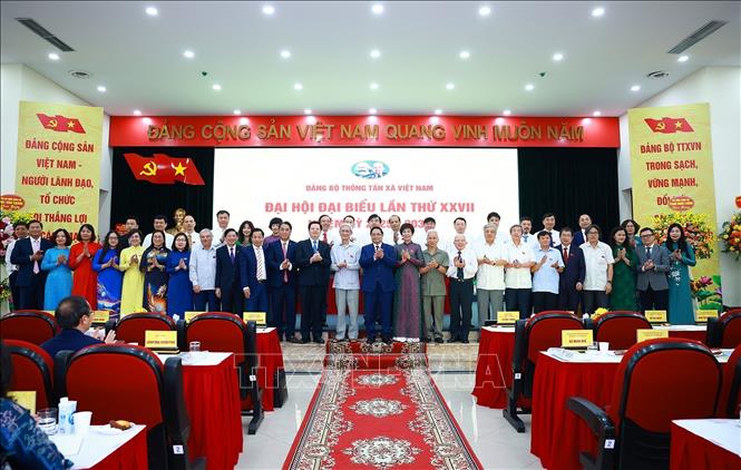 Đồng chí Phạm Minh Chính, Uỷ viên Bộ Chính trị, Bí thư Đảng uỷ Chính phủ, Thủ tướng Chính phủ tặng hoa chúc mừng Ban Chấp hành Đảng bộ Thông tấn xã Việt Nam lần thứ 27, nhiệm kỳ 2025 - 2030 và các đồng chí lãnh đạo, nguyên lãnh đạo Thông tấn xã. Ảnh: Dương Giang - TTXVN
