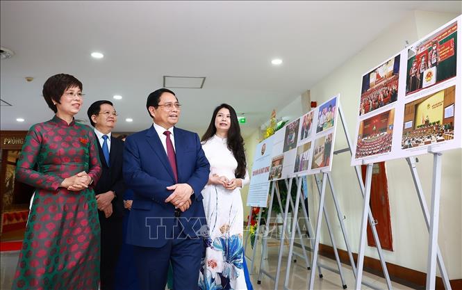 Thủ tướng Chính phủ Phạm Minh Chính tham quan trưng bày ảnh của Đảng bộ Thông tấn xã Việt Nam. Ảnh: Dương Giang - TTXVN
