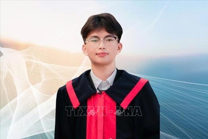 Em Trần Văn Thế Lực, lớp 12 Hóa, trường THPT Chuyên Hà Tĩnh, thủ khoa toàn quốc khối B00. Ảnh: TTXVN phát