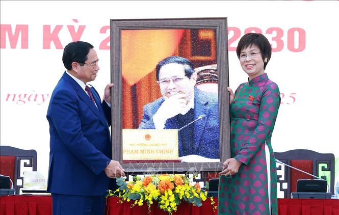 Tổng Giám đốc TTXVN Vũ Việt Trang tặng ảnh lưu niệm cho Thủ tướng Phạm Minh Chính. Ảnh: Dương Giang-TTXVN 