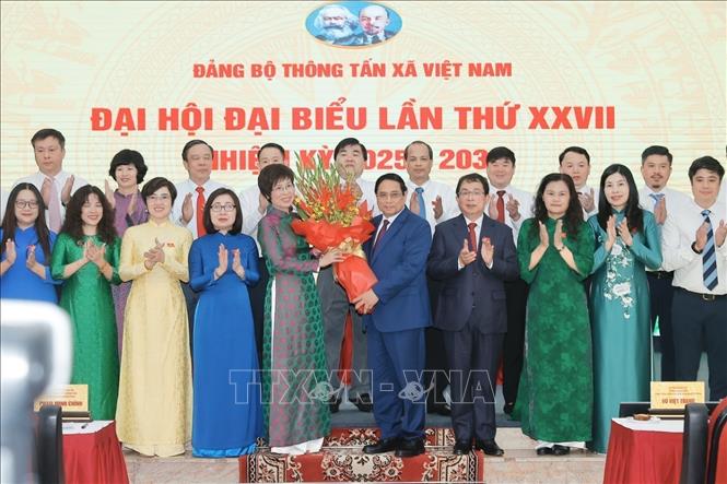 Prime Minister Pham Minh Chinh congratulates the VNA's Party Congress. VNA Photo