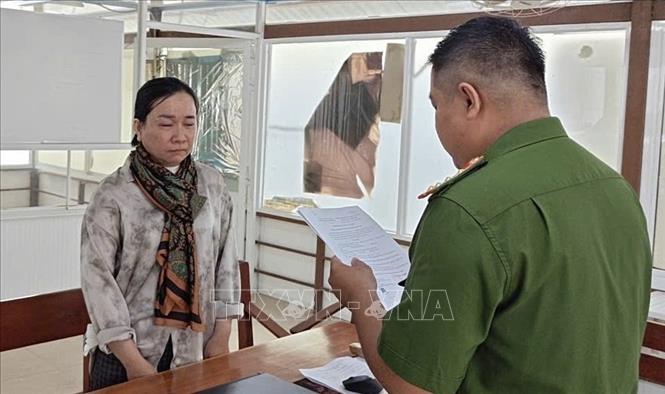 Đối tượng Nguyễn Thị Thu Trang nghe các quyết định khởi tố. Ảnh: TTXVN phát