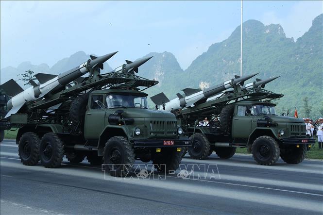 Các loại tên lửa phòng không tại lễ hợp luyện. Ảnh: Trọng Đức - TTXVN