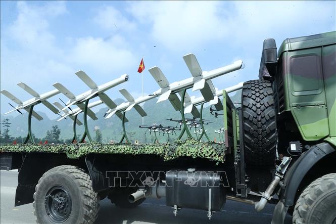 Máy bay không người lái do Việt Nam sản xuất tại lễ hợp luyện. Ảnh: Trọng Đức - TTXVN