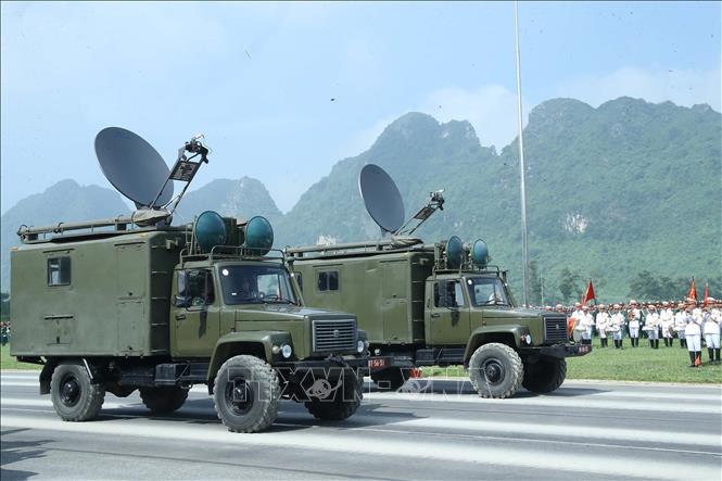 Các phương tiện thuộc đơn vị tác chiến điện tử tại buổi hợp luyện. Ảnh: Trọng Đức - TTXVN