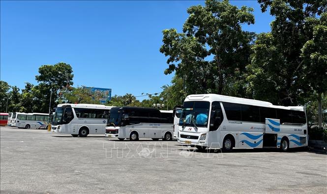 Xe khách chở khách du lịch tại thành phố Huế. Ảnh: Văn Dũng-TTXVN