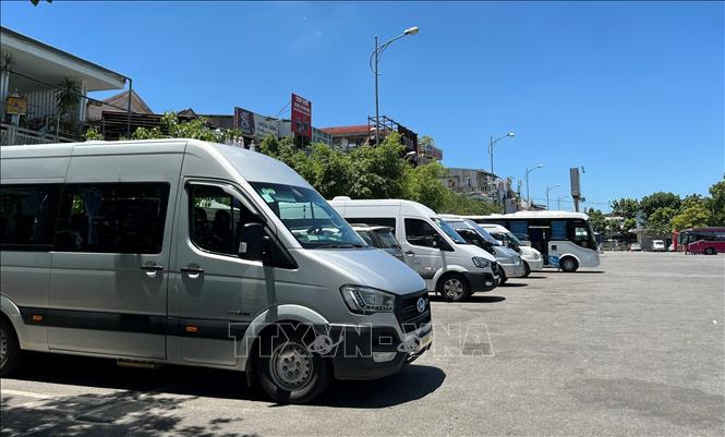 Xe khách chở khách du lịch tại thành phố Huế. Ảnh: Văn Dũng-TTXVN