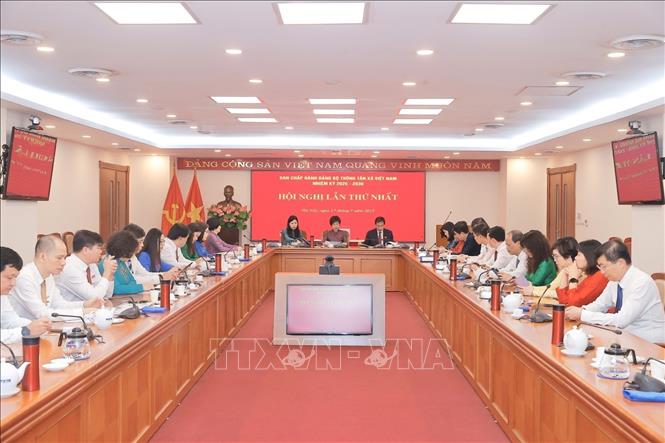 Tại Phiên họp thứ Nhất, BCH Đảng bộ TTXVN khóa 27 bầu Ban Thường vụ Đảng ủy gồm 9 đồng chí và bầu Bí thư, Phó Bí thư, Ủy ban Kiểm tra Đảng ủy và Chủ nhiệm UBKT Đảng ủy. Đồng chí Vũ Việt Trang tiếp tục được bầu giữ chức Bí thư Đảng ủy TTXVN khóa 27. Ảnh: Minh Quyết - TTXVN
