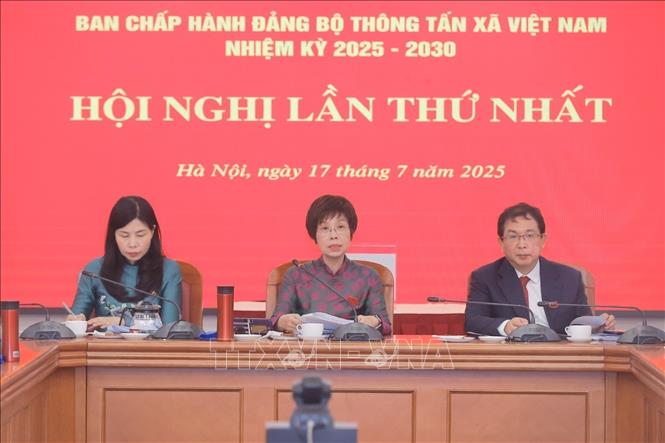 Tại Phiên họp thứ Nhất, BCH Đảng bộ TTXVN khóa 27 bầu Ban Thường vụ Đảng ủy gồm 9 đồng chí và bầu Bí thư, Phó Bí thư, Ủy ban Kiểm tra Đảng ủy và Chủ nhiệm UBKT Đảng ủy. Đồng chí Vũ Việt Trang tiếp tục được bầu giữ chức Bí thư Đảng ủy TTXVN khóa 27. Ảnh: Minh Quyết - TTXVN
