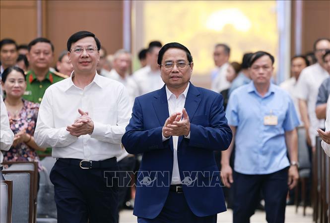 Thủ tướng Phạm Minh Chính đến Hội nghị toàn quốc sơ kết, đánh giá kết quả thực hiện việc tháo gỡ khó khăn, vướng mắc cho các dự án, đất đai. Ảnh: Dương Giang-TTXVN
