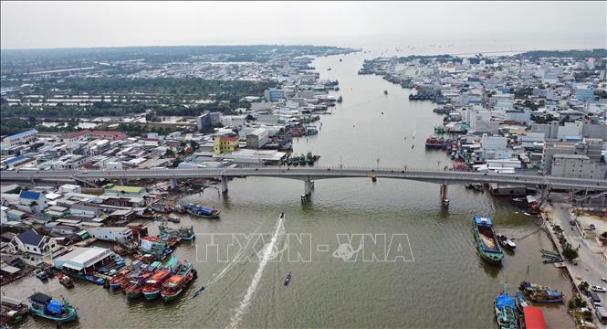 Đôi bờ sông Ông Đốc được kết nối không chỉ phục vụ việc đi lại của nhân dân, vận chuyển hàng hoá, mà còn tạo điều kiện thu hút vốn đầu tư vào các dự án hạ tầng kinh tế, kỹ thuật... trong tương lai. Ảnh: Huỳnh Anh - TTXVN