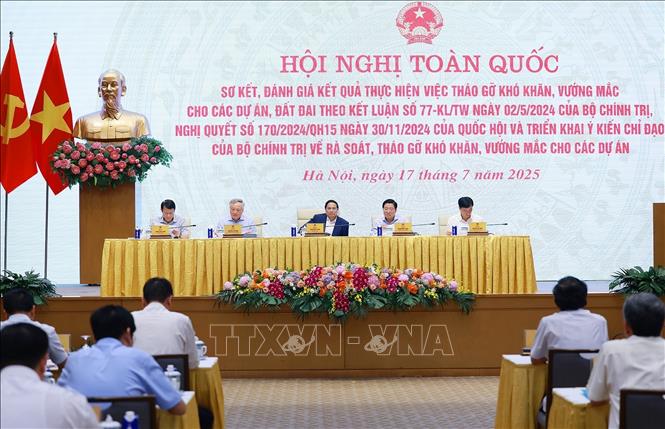 Thủ tướng Phạm Minh Chính chủ trì Hội nghị toàn quốc sơ kết, đánh giá kết quả thực hiện việc tháo gỡ khó khăn, vướng mắc cho các dự án, đất đai. Ảnh: Dương Giang-TTXVN
