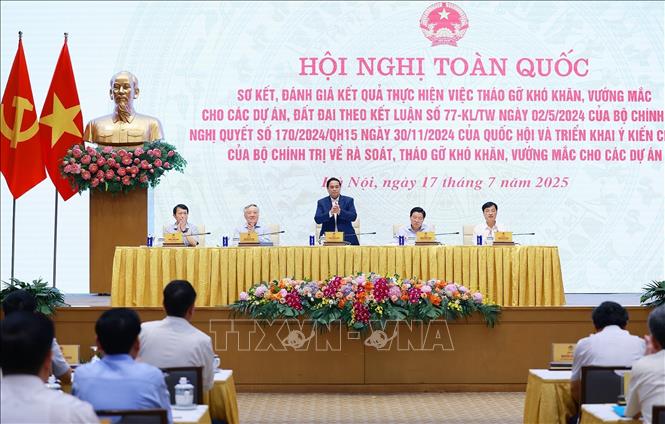 Thủ tướng Phạm Minh Chính chủ trì Hội nghị toàn quốc sơ kết, đánh giá kết quả thực hiện việc tháo gỡ khó khăn, vướng mắc cho các dự án, đất đai. Ảnh: Dương Giang-TTXVN
