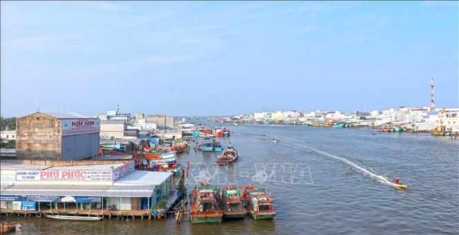 Sông Ðốc quy tụ hơn 1.500 cơ sở kinh doanh dịch vụ hậu cần nghề cá. Ảnh: Huỳnh Anh - TTXVN