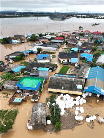 Ngập lụt do mưa lớn tại Yesan, tỉnh Nam Chungcheong, Hàn Quốc ngày 17/7/2025. Ảnh: Yonhap/TTXVN