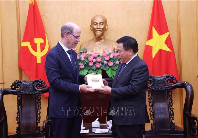 GS.TS Nguyễn Xuân Thắng tặng cuốn sách của Cố TBT Nguyễn Phú Trọng cho Phó Chủ tịch Tập đoàn Google, Phụ trách Quan hệ chính phủ và Chính sách công cho các thị trường mới nổi. Ảnh: Văn Điệp - TTXVN