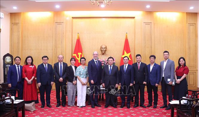 GS.TS Nguyễn Xuân Thắng và Phó Chủ tịch Tập đoàn Google, Phụ trách Quan hệ chính phủ và Chính sách công cho các thị trường mới nổi với các đại biểu. Ảnh: Văn Điệp - TTXVN