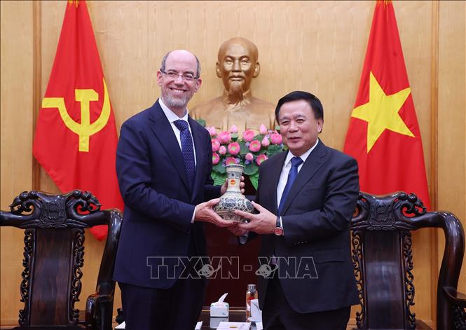 GS.TS Nguyễn Xuân Thắng tặng quà lưu niệm Phó Chủ tịch Tập đoàn Google, Phụ trách Quan hệ chính phủ và Chính sách công cho các thị trường mới nổi. Ảnh: Văn Điệp - TTXVN