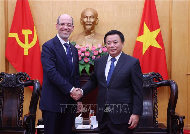 GS.TS Nguyễn Xuân Thắng tiếp Phó Chủ tịch Tập đoàn Google, Phụ trách Quan hệ chính phủ và Chính sách công cho các thị trường mới nổi. Ảnh: Văn Điệp - TTXVN