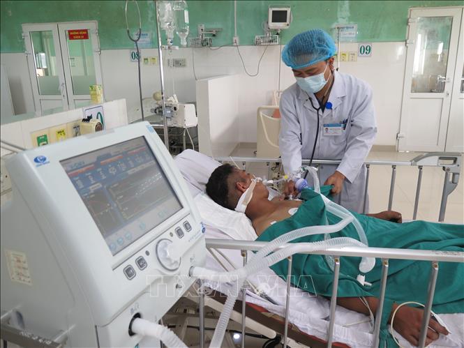 Bác sĩ Bệnh viện Đa khoa tỉnh Quảng Ngãi 2 thăm khám bệnh nhân bị ngộ độc Botulinum. Ảnh: Dư Toán – TTXVN