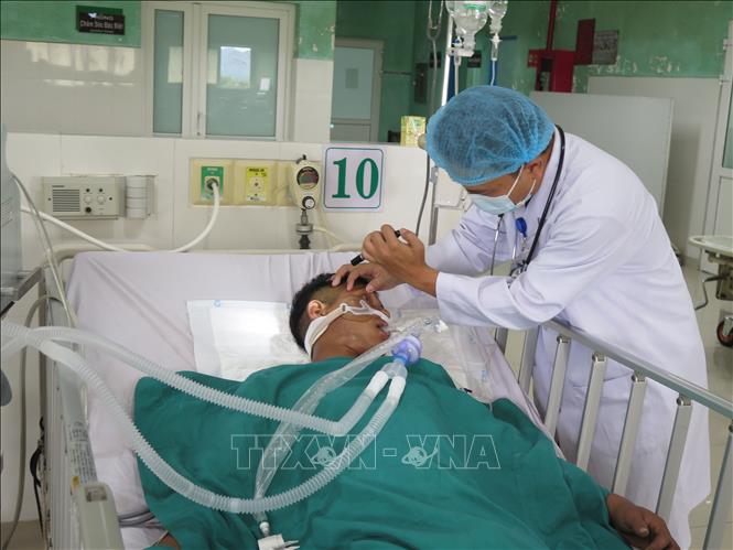 Các bác sĩ Bệnh viện Đa khoa tỉnh Quảng Ngãi 2 thăm khám cho bệnh nhân bị ngộ độc Botulinum. Ảnh: Dư Toán – TTXVN