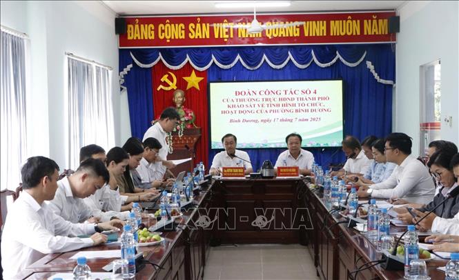 Đoàn công tác số 4, Thường trực HĐND TP. Hồ Chí Minh làm việc, ghi nhận những vướng mắc tại phường Bình Dương. Ảnh: Huyền Trang - TTXVN 