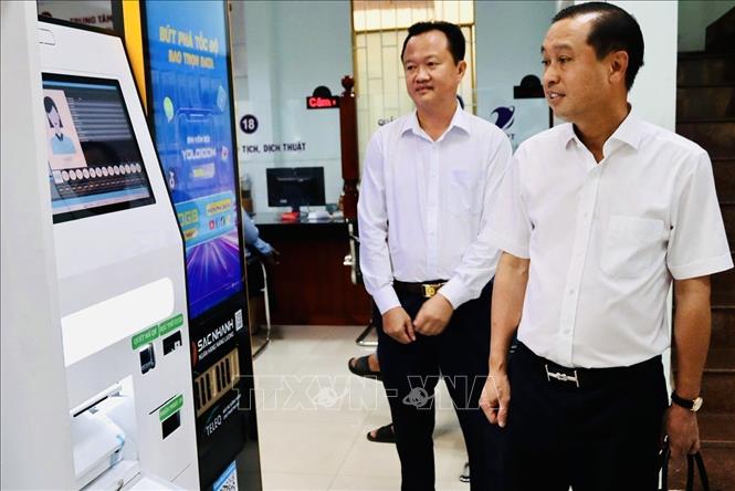Ông Huỳnh Thanh Nhân, Phó Chủ tịch HĐND TP. Hồ Chí Minh, Trưởng đoàn công tác số 4, khảo sát tại Trung tâm hành chính công phường Thủ Dầu Một. Ảnh: Huyền Trang - TTXVN 