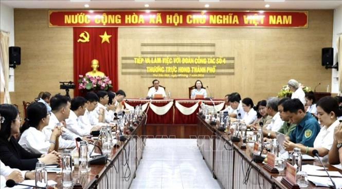 Đoàn công tác số 4, Thường trực HĐND TP. Hồ Chí Minh làm việc, ghi nhận những vướng mắc tại phường Thủ Dầu Một. Ảnh: Huyền Trang - TTXVN 