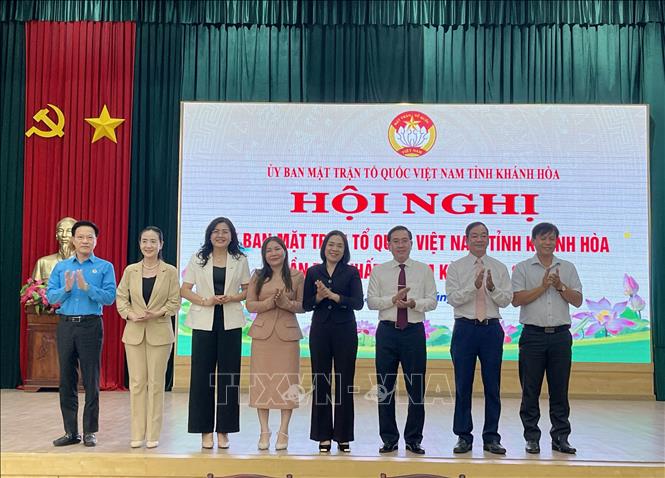 Các Ủy viên Ủy ban MTTQ Việt Nam tỉnh Khánh Hòa nhiệm kỳ 2024 - 2029 ra mắt hội nghị. Ảnh: Công Thử - TTXVN