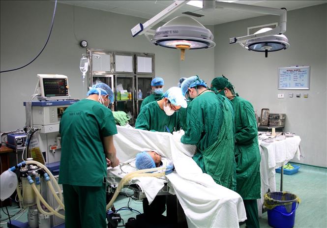 Bác sĩ Bệnh viện Hữu nghị Đa khoa Nghệ An ứng dụng kỹ thuật tái lập lưu thông miệng nối tụy-hỗng tràng kiểu Blumgart cải tiến sau phẫu thuật cắt khối tá tụy, giúp bệnh nhân hạn chế tối đa nguy cơ rò tụy, cải thiện sức khỏe và giảm thiểu biến chứng sau mổ. Ảnh: Văn Tý-TTXVN
